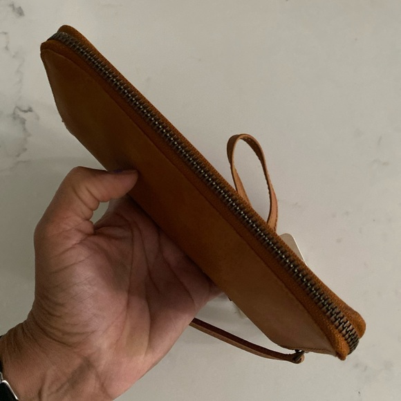 NFree People Wallet Brown Distressed Vegan Wristlet Strap Zip Closure Clutch - Picture 3 of 16